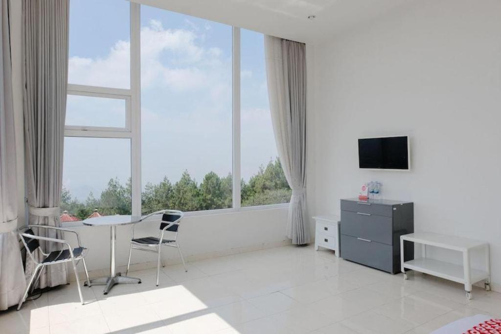 Oyo 1194 Villa Bukit Panderman Residence Batu  Exterior foto